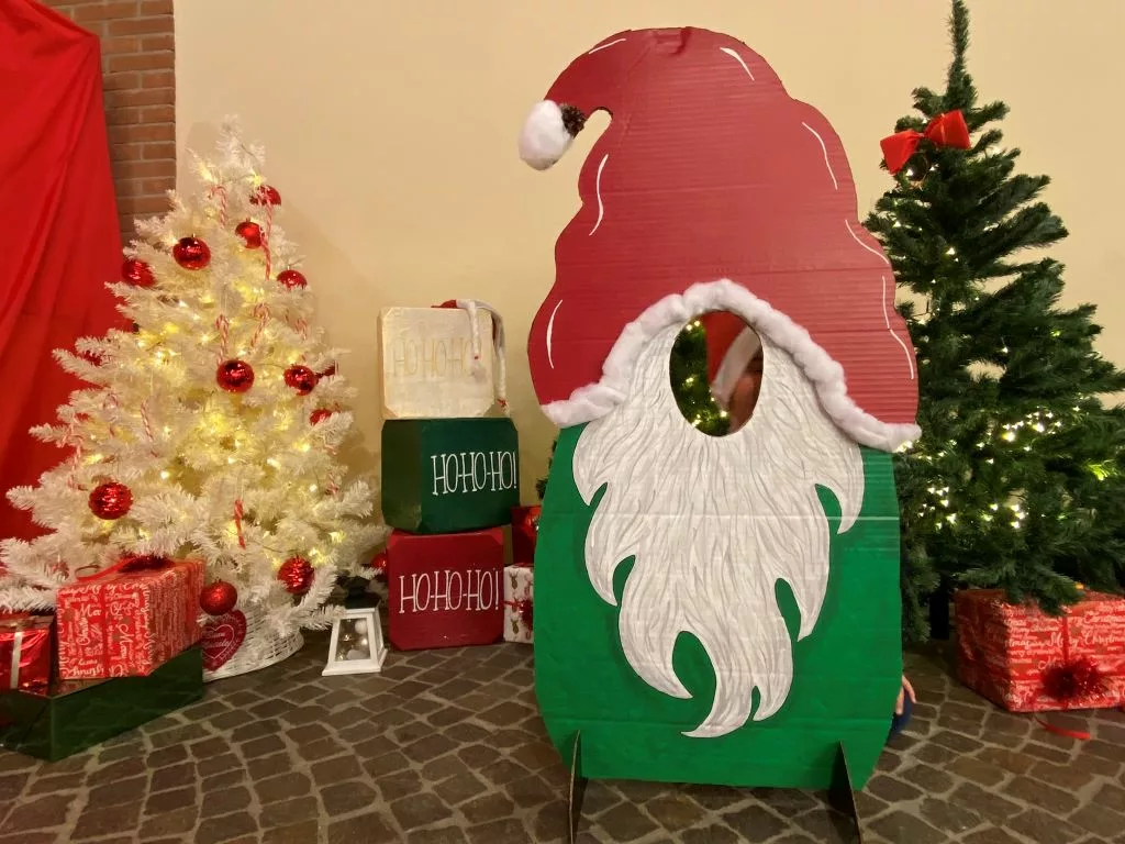 I dadi natalizi possono arricchire un angolo allestito al Natale. Con il riciclo creativo di cartone e cartapesta, nascono i dadi natalizi unici per questo Natale. Scopri come realizzarli con il nostro bellissimo tutorial.