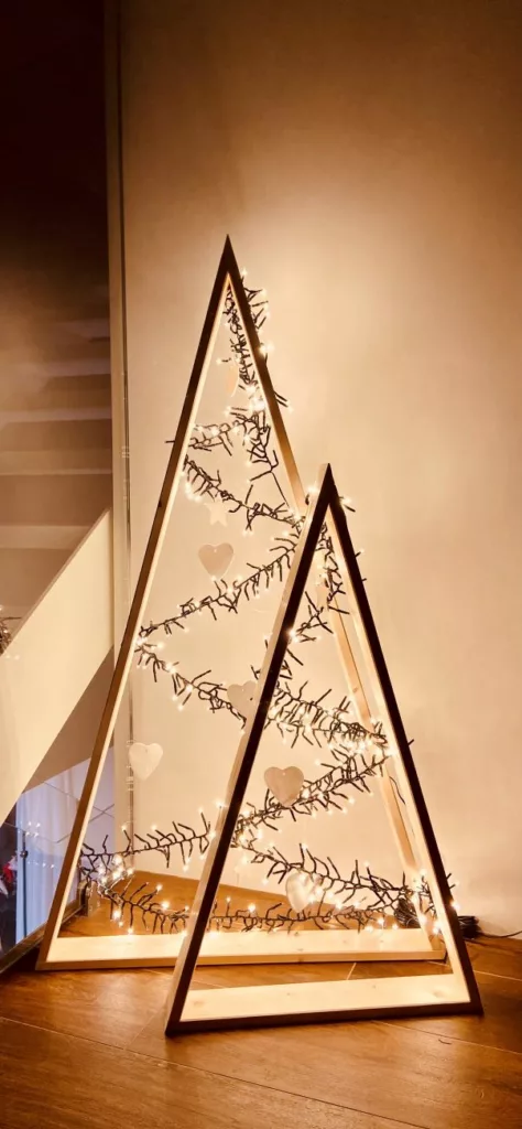 Alberi di Natale moderni in legno in un altro angolo di casa. Perfetti per creare l'atmosfera natalizia che più ti si addice. Impara a realizzarli da solo con il nostro tutorial dettagliato.